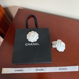 CHANEL | Gift bag & ribbon with flower